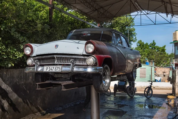Havanna, Küba - 02 Eylül 2016: Amerikan klasik otomobil servis istasyonu Havana Küba - Serie Küba 2016 röportaj kaldırma platformu