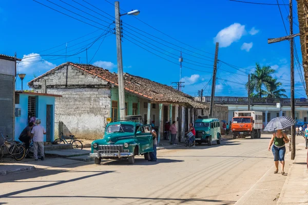 Havana, Küba - 02 Eylül 2016: Sokak hayat görünümü Havana Küba ile yeşil Amerikan Dodge klasik otomobil - Serie Küba 2016 röportaj