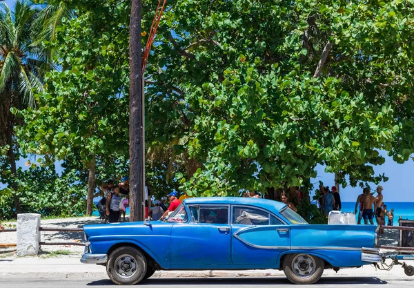 Varadero, Cuba - 03 de septiembre de 2016: Coche clásico Chevrolet azul americano estacionado cerca de la playa en Varadero Cuba - Serie Cuba 2016 Reportaje — Foto de Stock