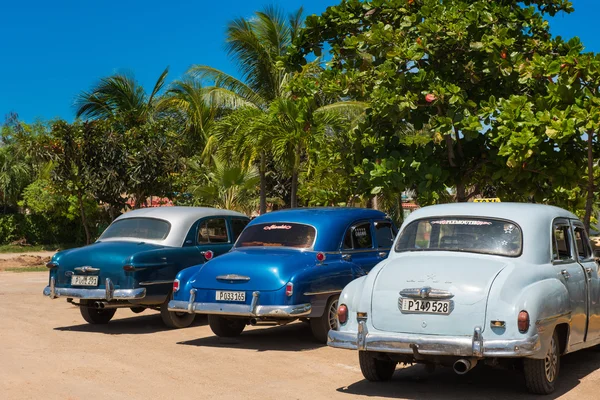 Havana, Cuba - September 03, 2016: American classic cars parked in serie in a park lot in Havana Cuba - Serie Cuba 2016 Reportage — Stock Photo, Image