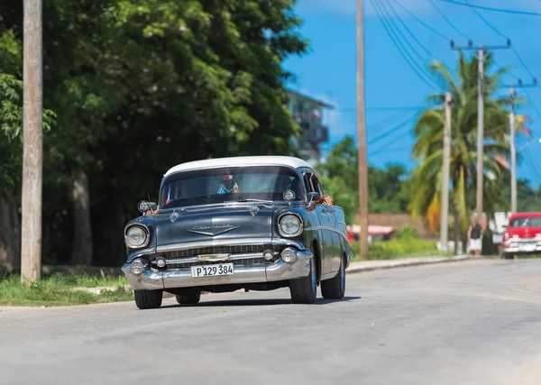 Varadero, Cuba - 03 de setembro de 2016: Black American Chevrolet carro clássico com telhado branco unidade através do campo de Cuba - Serie Cuba 2016 Reportage — Fotografia de Stock