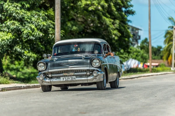 Varadero, Kuba - szeptember 03, 2016: Hdri - fekete amerikai Chevrolet klasszikus autó fehér tető áthajtani a táj-ból Kuba - Serie Kuba 2016 riport — Stock Fotó