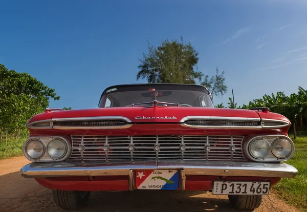 Matanzas, Kuba - 2016. szeptember 06.: Amerikai piros Chevrolet klasszikus autó a tartományban Matanzas Kuba - Serie Kuba 2016 riport elülső nézetben — Stock Fotó