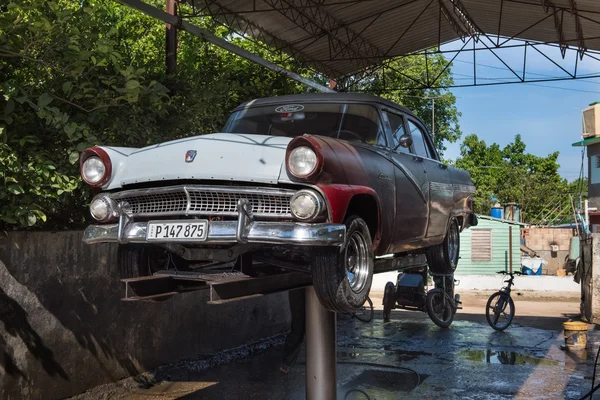Havanna, Kuba - 02 września 2016: Klasyczny amerykański samochód na podnośnik w stacji paliw w Hawanie na Kubie - Serie Kuba 2016 reportaż Obrazy Stockowe bez tantiem
