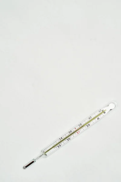 Λευκό Φόντο Ιατρικό Θερμόμετρο Δείχνει Θερμοκρασία Βαθμών — Φωτογραφία Αρχείου