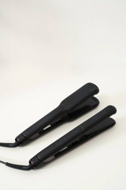 Beyaz arka planda saç ütüleri