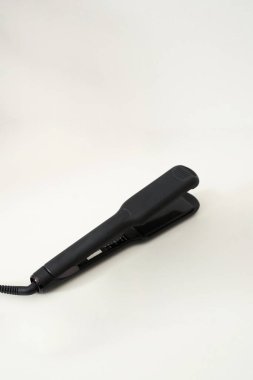 Beyaz arka planda saç ütüsü