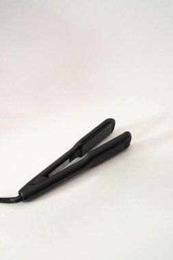 Beyaz arka planda saç ütüsü