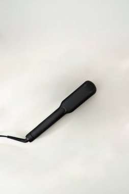 Beyaz arkaplanda saç aletleri