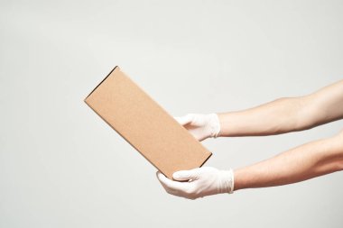 Lateks eldivenli eller karton kutu verir.