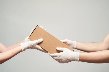 Kurye paketi lateks eldivenle verir. 