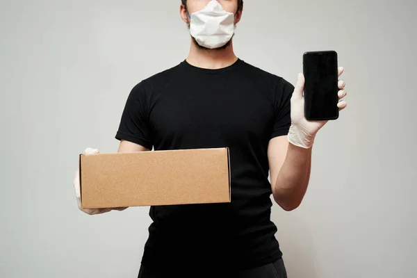 Leverancier Draagt Een Beschermend Masker Medische Handschoenen Houdt Een Doos Stockfoto