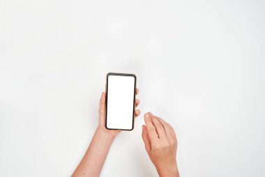 Kız elinde bir akıllı telefon tutuyor, ve diğer eliyle ekrandan izole edilmiş beyaz bir arkaplanı dinleyecek.