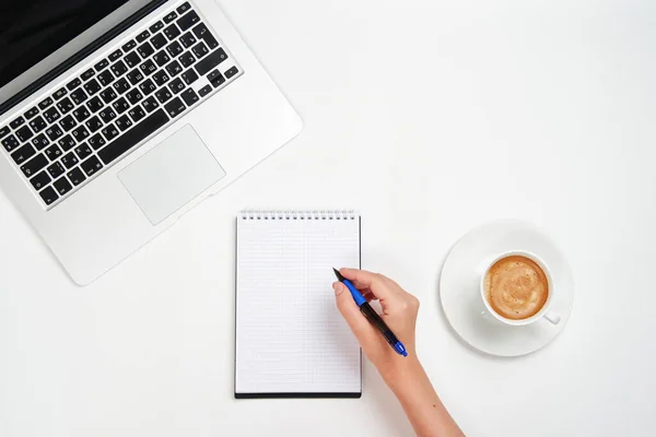 Vista Superior Persona Escribiendo Cuaderno Con Pluma Teclado Taza Café — Foto de Stock