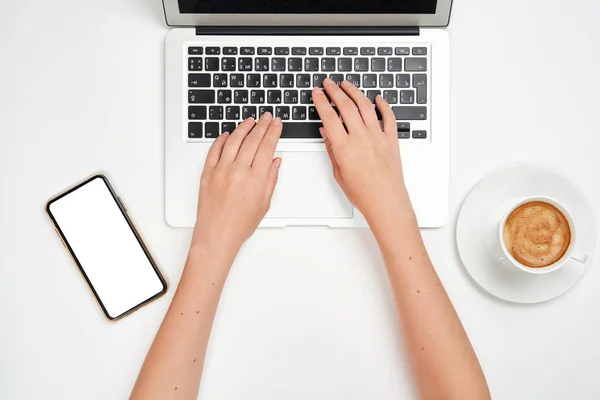 Vista Superior Una Mujer Que Trabaja Una Computadora Lugar Trabajo — Foto de Stock