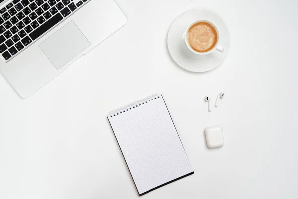 Werkruimte Met Een Laptop Notitieblok Met Pen Draadloze Hoofdtelefoon Een Stockfoto