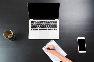 Defterde yazan kız. Üst Manzara. Evden öğreniyorum. Siyah masa. İnternetteki konferans. E-öğrenme