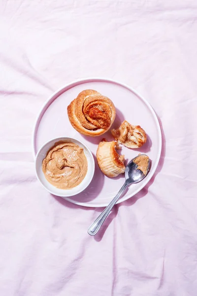 Bolos modernos na moda cruffins Croissant e Muffin — Fotografia de Stock