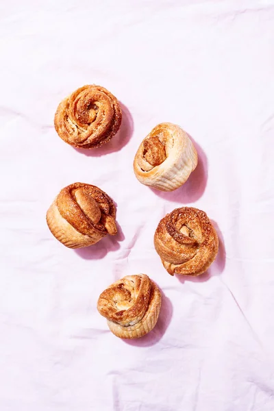 Bolos modernos na moda cruffins Croissant e Muffin — Fotografia de Stock