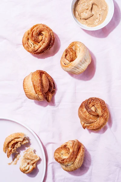 Bolos modernos na moda cruffins Croissant e Muffin — Fotografia de Stock