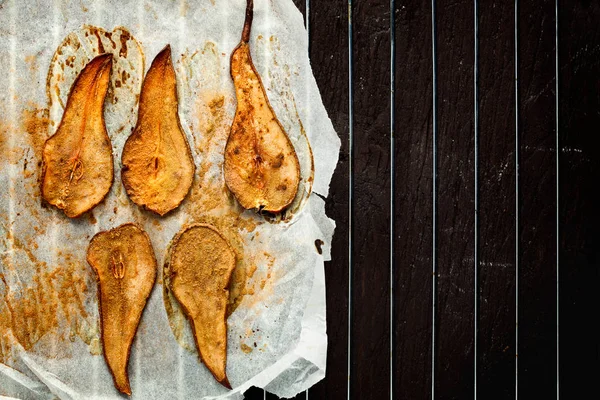 Kurutulmuş armut armut cipsi ve tarçınlı kağıt.