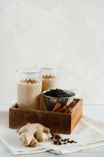 Bebida asiática tradicional é um chá de masala quente sabor chai latte — Fotografia de Stock