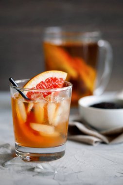 Mayalanmış çiğ kombu çayı ile bir dilim greyfurt ve buzlu sağlıklı bir karışım. Kombu Çayı, Çin kökenli doğal mayalanmış bir içecektir..