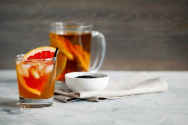 Mayalanmış çiğ kombu çayı ile bir dilim greyfurt ve buzlu sağlıklı bir karışım. Kombu Çayı, Çin kökenli doğal mayalanmış bir içecektir..