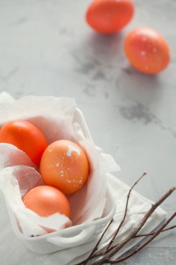 Geleneksel kırmızı paskalya yumurtaları açık gri arka planda doğal boya ile boyanmış.