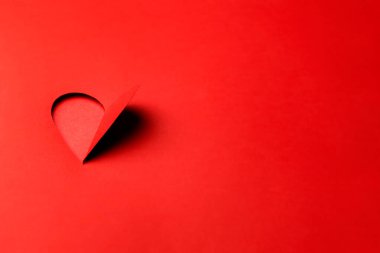 Tatil minimalist tebrik kartı tasarımı. Kağıttan kırmızı kalp. Sevgililer Günün kutlu olsun.