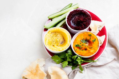 Beyaz bir arka planda vejetaryen Orta Doğu sebze aperatifi baba ganoush ya da mutabbal