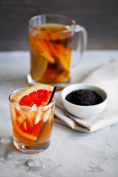 Verfrissende gezonde cocktail van gefermenteerde rauwe kombucha thee met een plakje grapefruit en ijs. Kombucha paddestoel thee is een natuurlijke gefermenteerde drank oorspronkelijk uit China. — Stockfoto