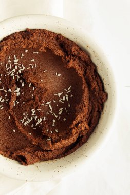 Ev yapımı çiğ çikolatalı browni tatlı humusu nohut, kakao ve hindistan cevizi veya badem sütü ile yapılır.