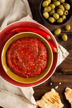 Geleneksel ev yapımı gül harissa-maghrebi kırmızı kırmızı biber ezmesi sarımsak ve zeytinyağıyla küçük kaselerde. Tunus ve Arap mutfağı adjika