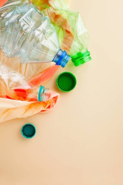 Ezilmiş plastik şişeler. Ezilmiş plastik şişeler. Çevre kirliliği. Plastiksiz.