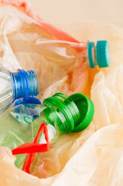 Ezilmiş plastik şişeler. Ezilmiş plastik şişeler. Çevre kirliliği. Plastiksiz.