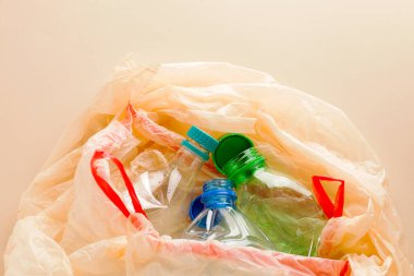 Ezilmiş plastik şişeler. Ezilmiş plastik şişeler. Çevre kirliliği. Plastiksiz.