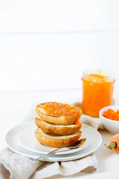 Engarrafamento de cenoura doce orgânico vegetariano ou cobertura de marmelada para o café da manhã — Fotografia de Stock