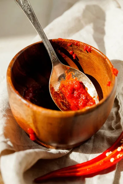 Tradicional caseiro rosa harissa-maghrebi vermelho quente chilles colar com alho e azeite em pequenas tigelas. Tunísia e cozinha árabe adjika — Fotografia de Stock