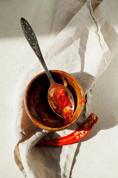 Tradicional caseiro rosa harissa-maghrebi vermelho quente chilles colar com alho e azeite em pequenas tigelas. Tunísia e cozinha árabe adjika — Fotografia de Stock