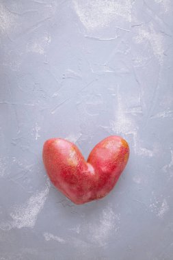 Ev bahçesinden gelen çirkin organik yapışık siyam patatesi kopyalanmış mavi arka planda. Çirkin sebze ya da yiyecek atığı konsepti..