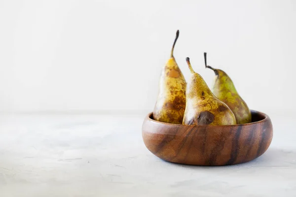 Frutas orgânicas feias na moda na mesa . — Fotografia de Stock