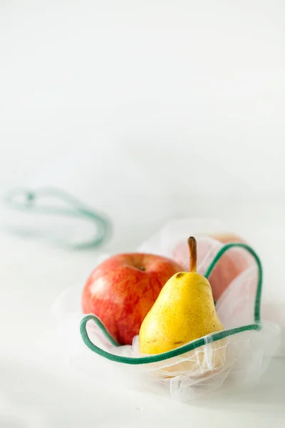 Zero resíduos, plástico livre reciclado saco de produtos para o transporte de frutas maçã, pêra e uma banana ou legumes em fundo branco com espaço de cópia — Fotografia de Stock