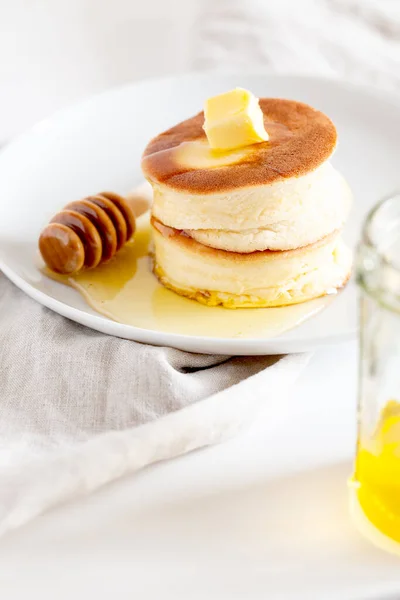 Flauschige Japan-Souffle-Pfannkuchen, Hotcakes mit Butter und Ahornsirup oder Honigsaucen auf hellweißem Hintergrund — Stockfoto