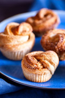 Modern pastaneler. Taze pişmiş kruvasan ve tarçınlı kek ve esmer şeker.