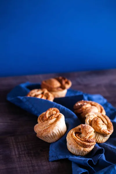 Bolos modernos na moda.Bolos frescos Croissant e Muffin com canela e açúcar mascavo — Fotografia de Stock