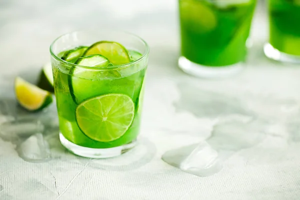 Zelfgemaakte ijsmatcha groene thee of limonade met komkommer en limoen op lichtgrijze achtergrond — Stockfoto