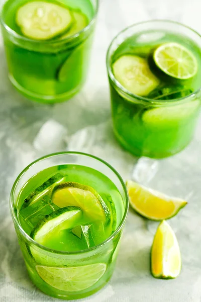 Zelfgemaakte ijsmatcha groene thee of limonade met komkommer en limoen op lichtgrijze achtergrond — Stockfoto