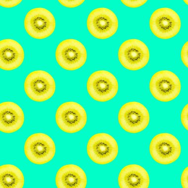 Cyan ya da turkuaz renk arkaplan üzerine tohumlu neon sarı kivi dilimlerinin yaratıcı kusursuz deseni. Fotoğraf kolajı. Sanat kavramı. Minimum gıda kavramı.