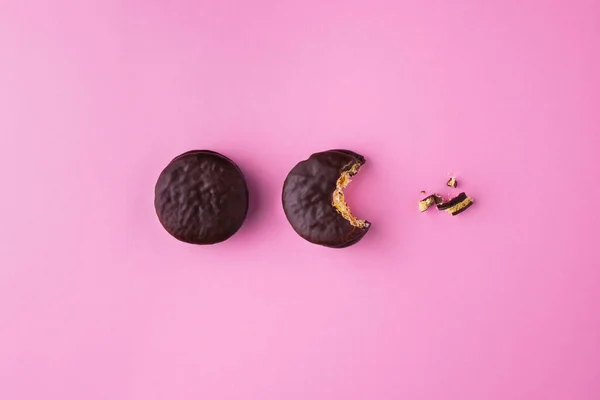 Conceito Criativo Biscoitos Sanduíche Chocolate Mordida Macaroons Fundo Cor Rosa — Fotografia de Stock